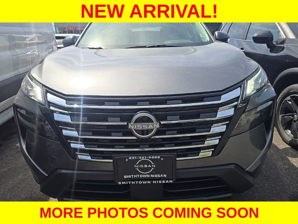 Used 2025 Nissan Rogue S AWD/4WD image 2