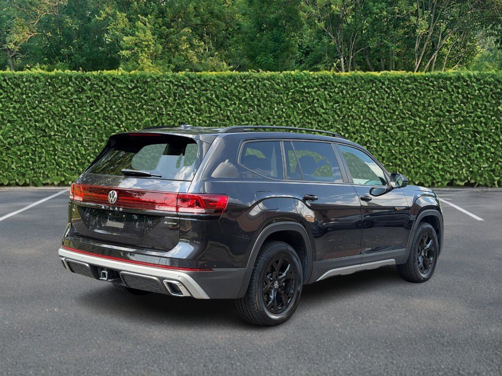 Used 2025 Volkswagen Atlas Peak Edition SE AWD/4WD image 3