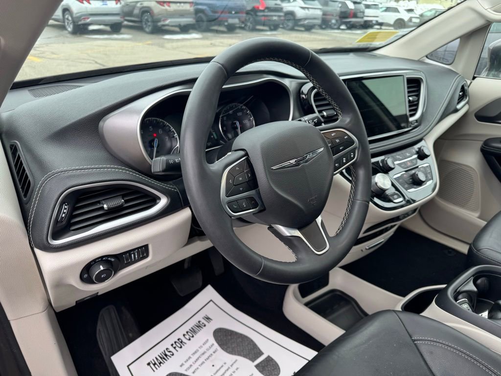 Used 2022 Chrysler Pacifica Touring-L image 18