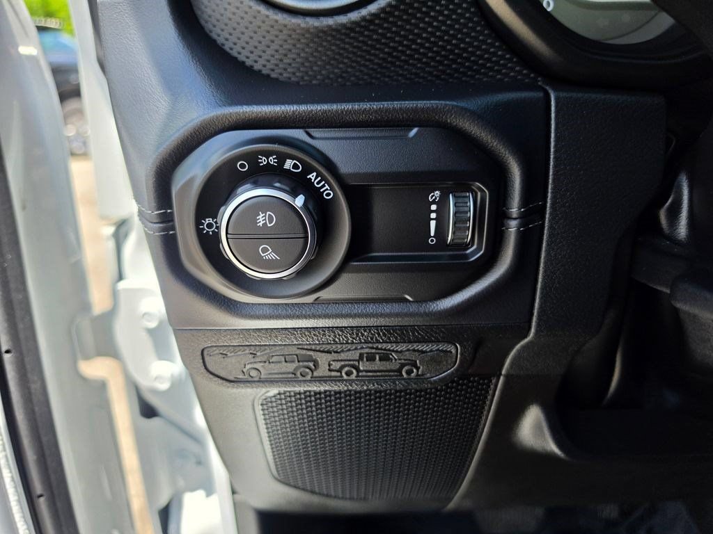 Used 2026 Jeep Gladiator Mojave AWD/4WD image 17