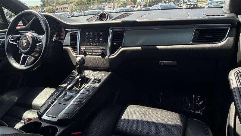 Used 2018 Porsche Macan Turbo AWD/4WD image 41