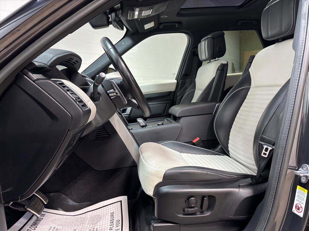 Used 2023 Land Rover Discovery Metropolitan Edition image 24