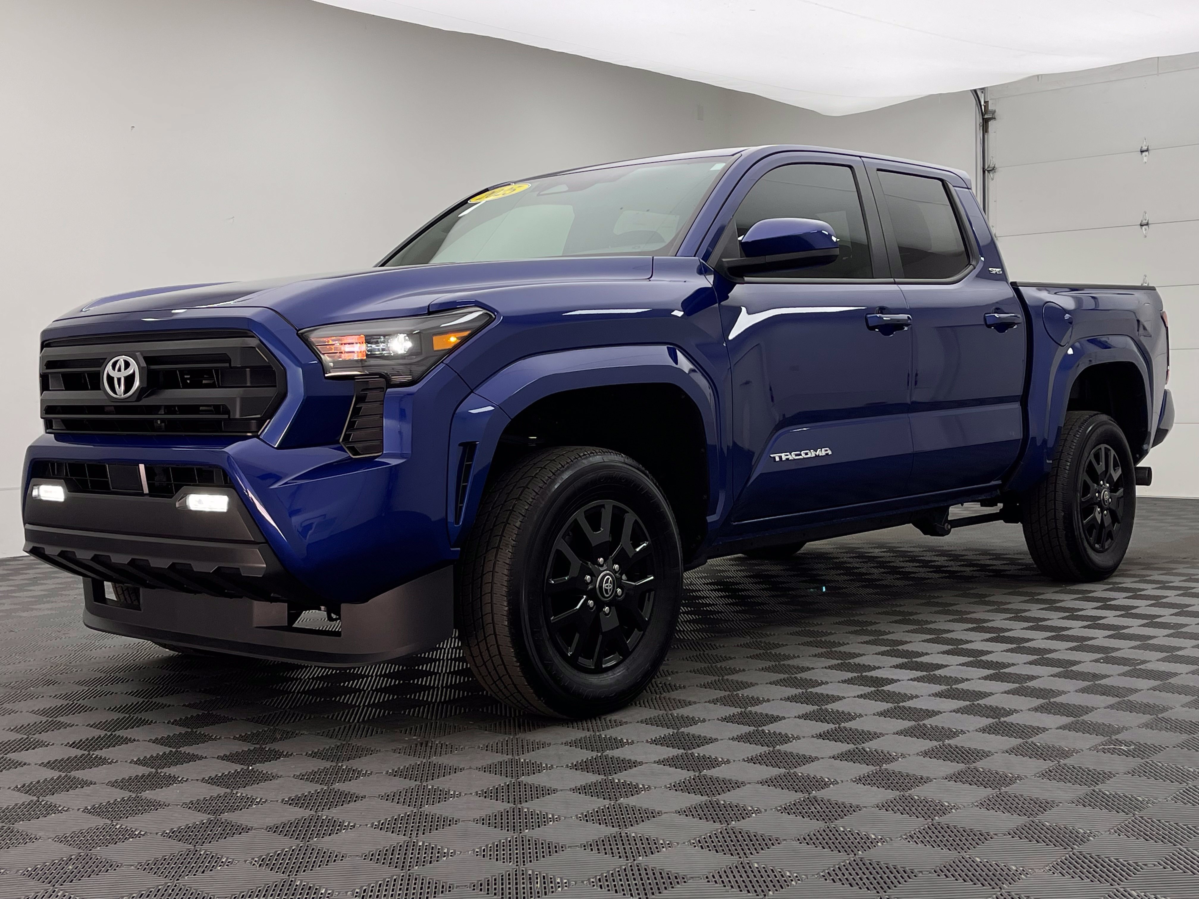 Used 2025 Toyota Tacoma SR5 AWD/4WD image 2