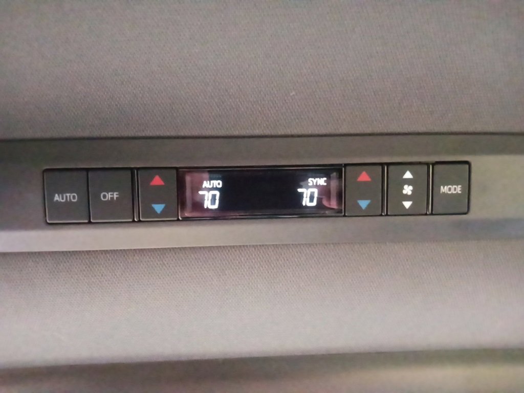 Used 2022 Toyota Sienna Limited image 27