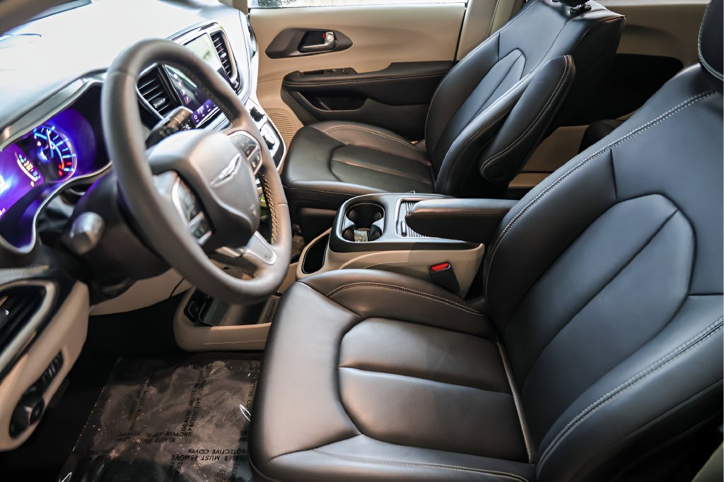 Used 2024 Chrysler Pacifica Limited FWD image 11