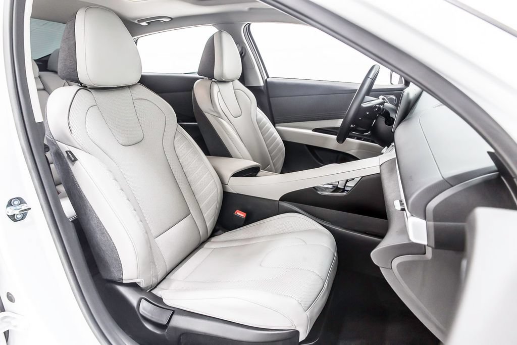 Used 2025 Hyundai Elantra Limited FWD image 32