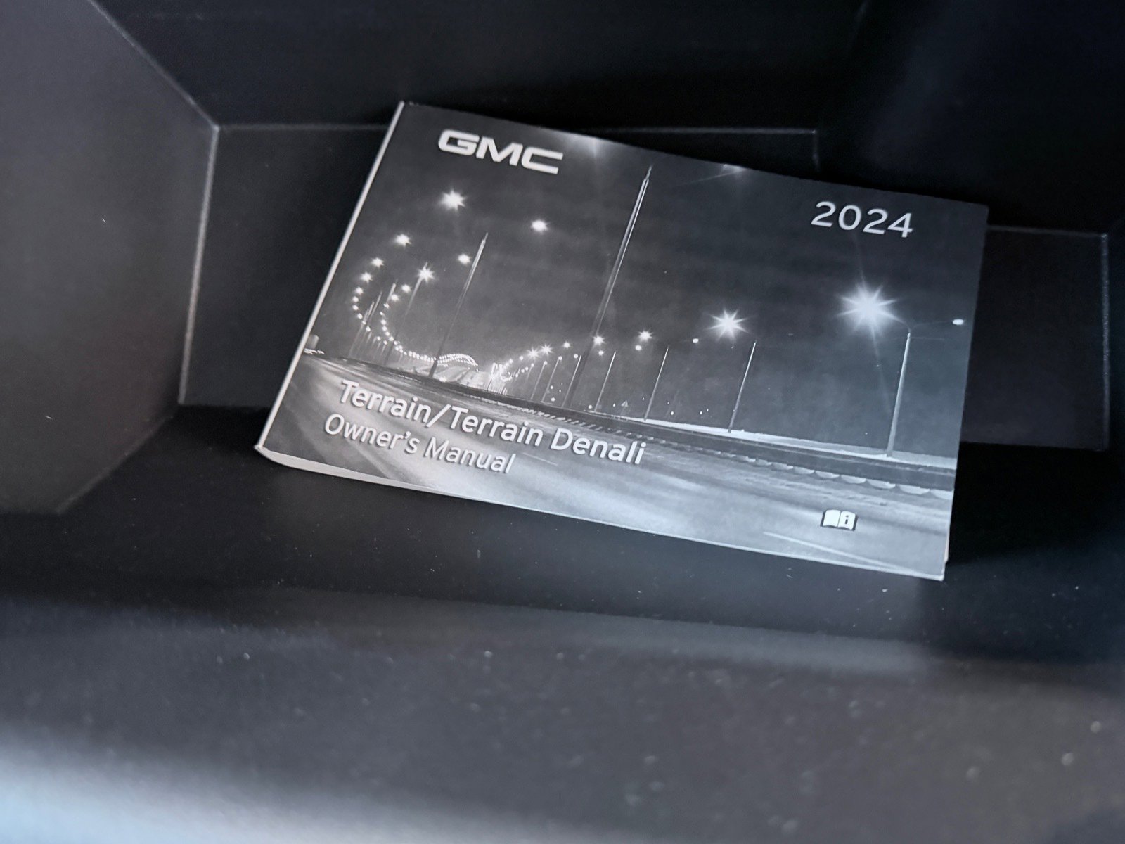 Used 2024 GMC Terrain SLT image 24