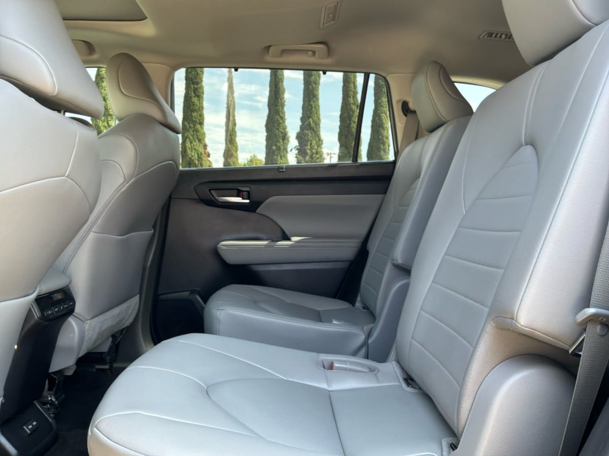 Used 2023 Toyota Highlander XLE FWD image 16