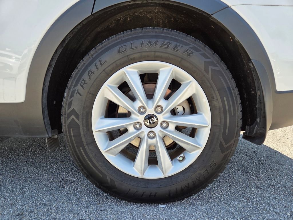 Used 2020 Kia Sorento LX image 17