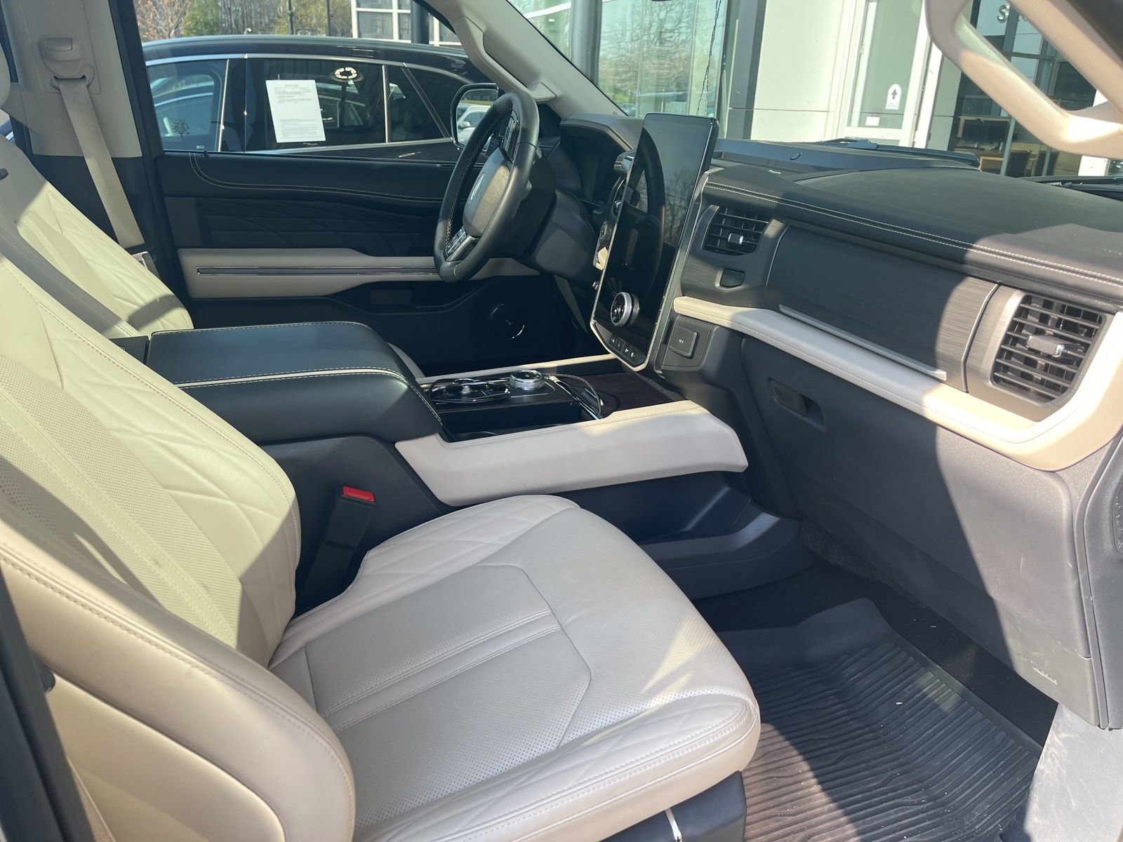 Used 2024 Ford Expedition Platinum image 9