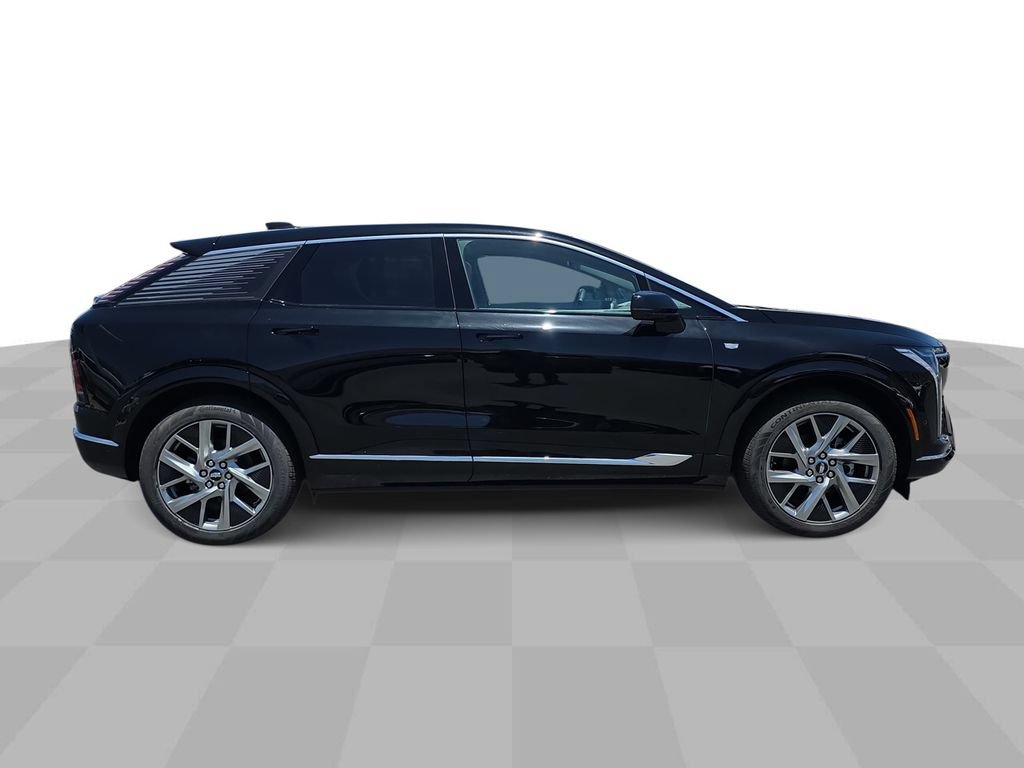 Used 2026 Cadillac Optiq Luxury 2 RWD image 9