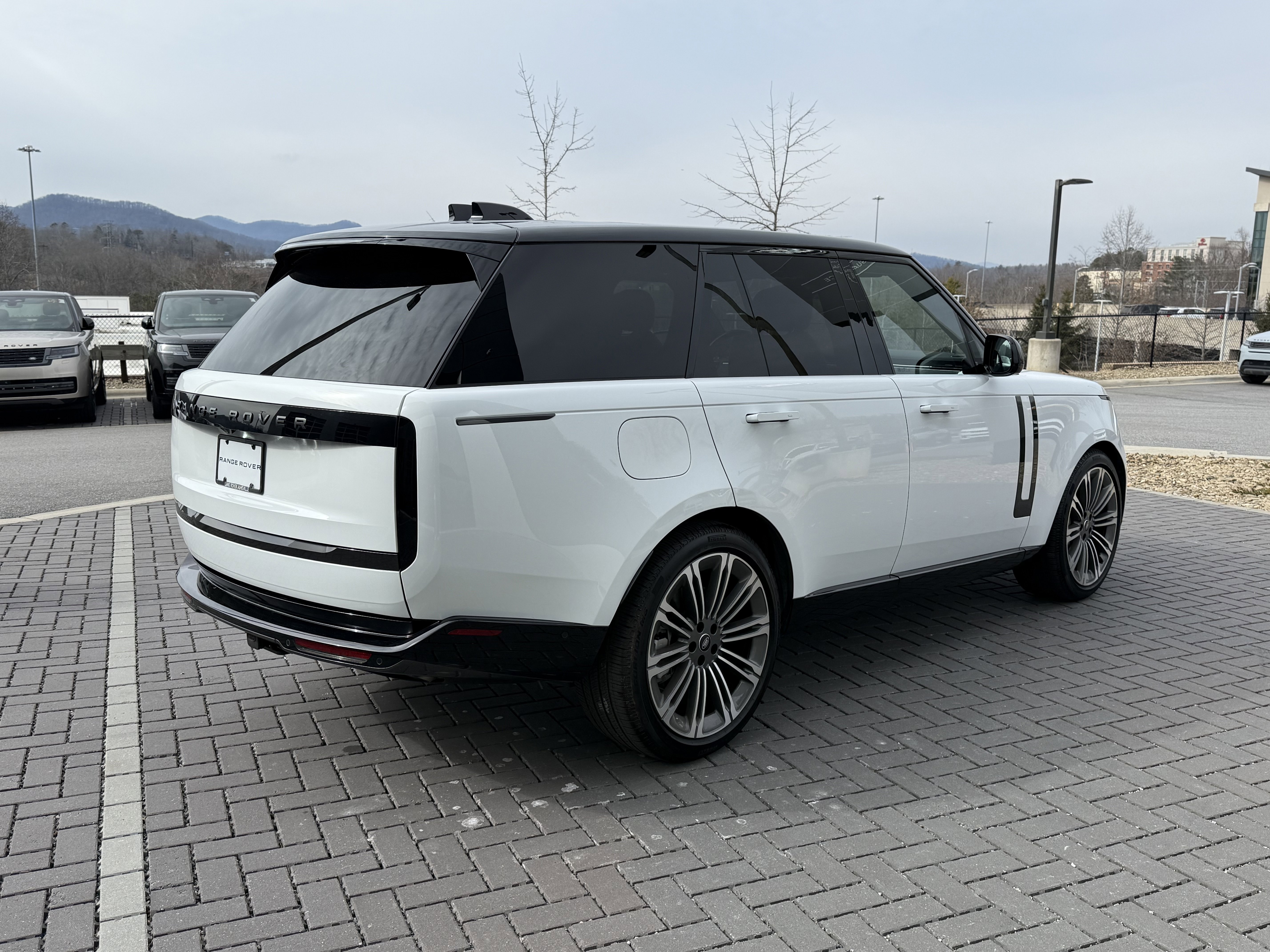 Certified 2025 Land Rover Range Rover SE image 5