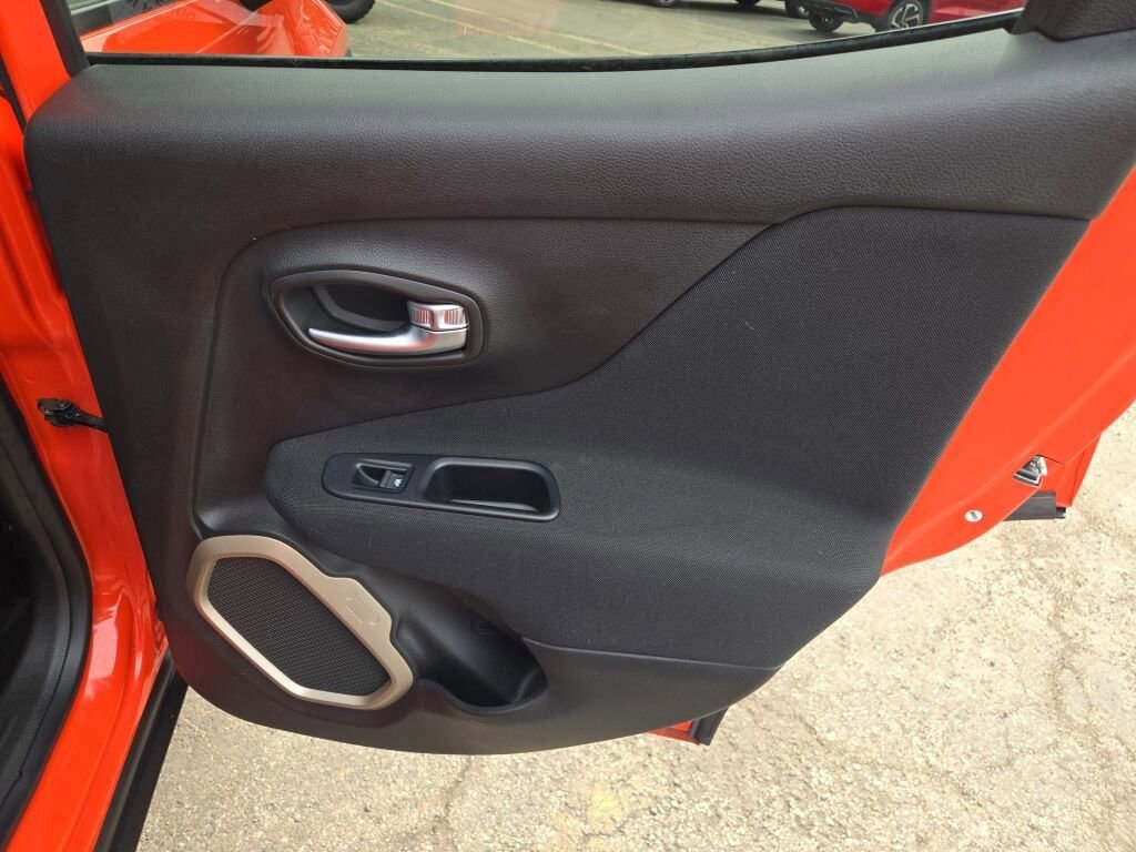 Used 2017 Jeep Renegade Latitude w/ Cold Weather Group image 8