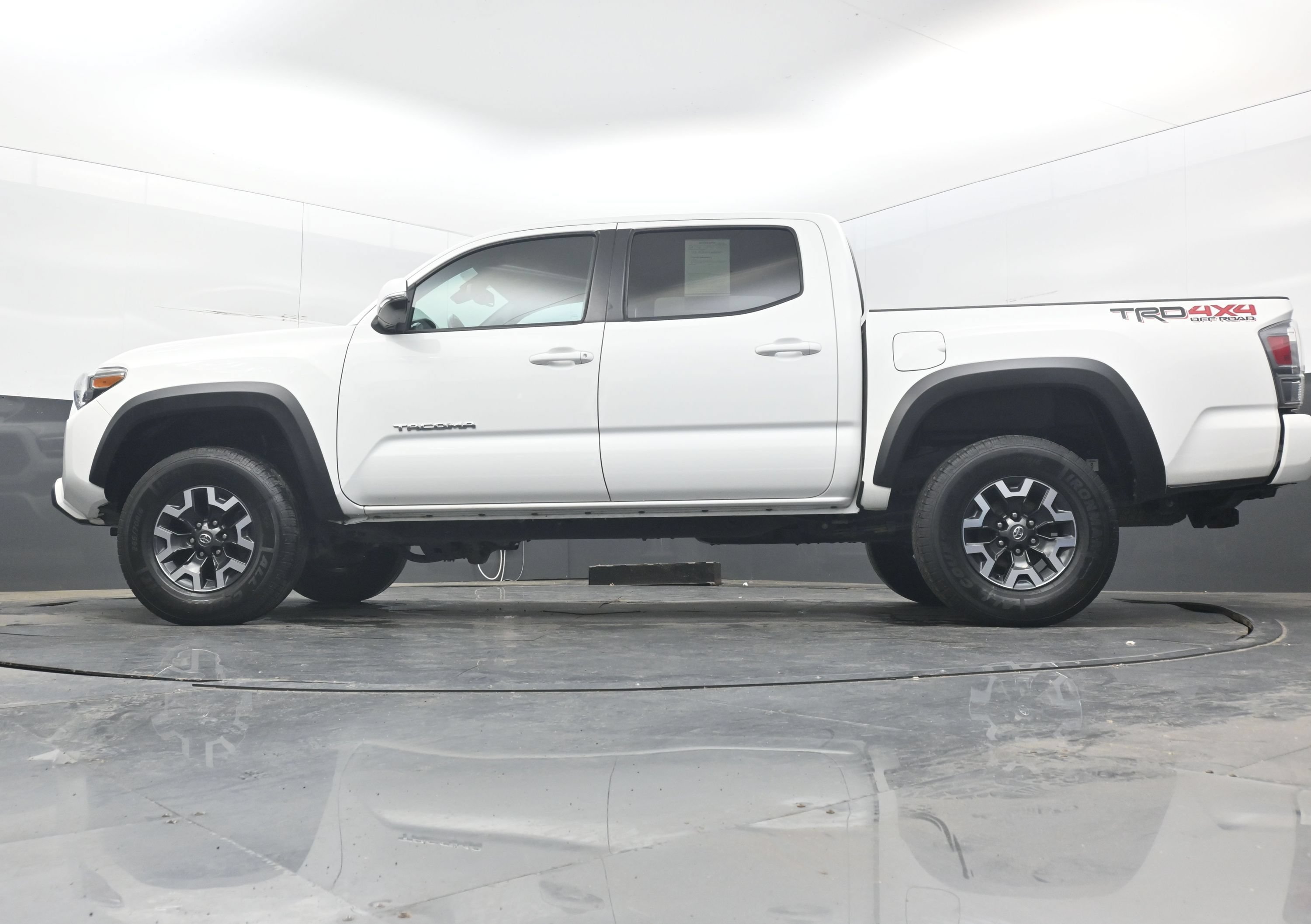 Used 2022 Toyota Tacoma TRD Off-Road w/ Technology Package AWD/4WD image 21
