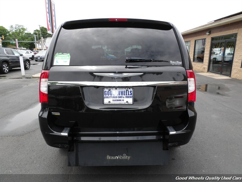 Used 2015 Chrysler Town & Country Touring-L w/ Driver Convenience Group FWD image 6