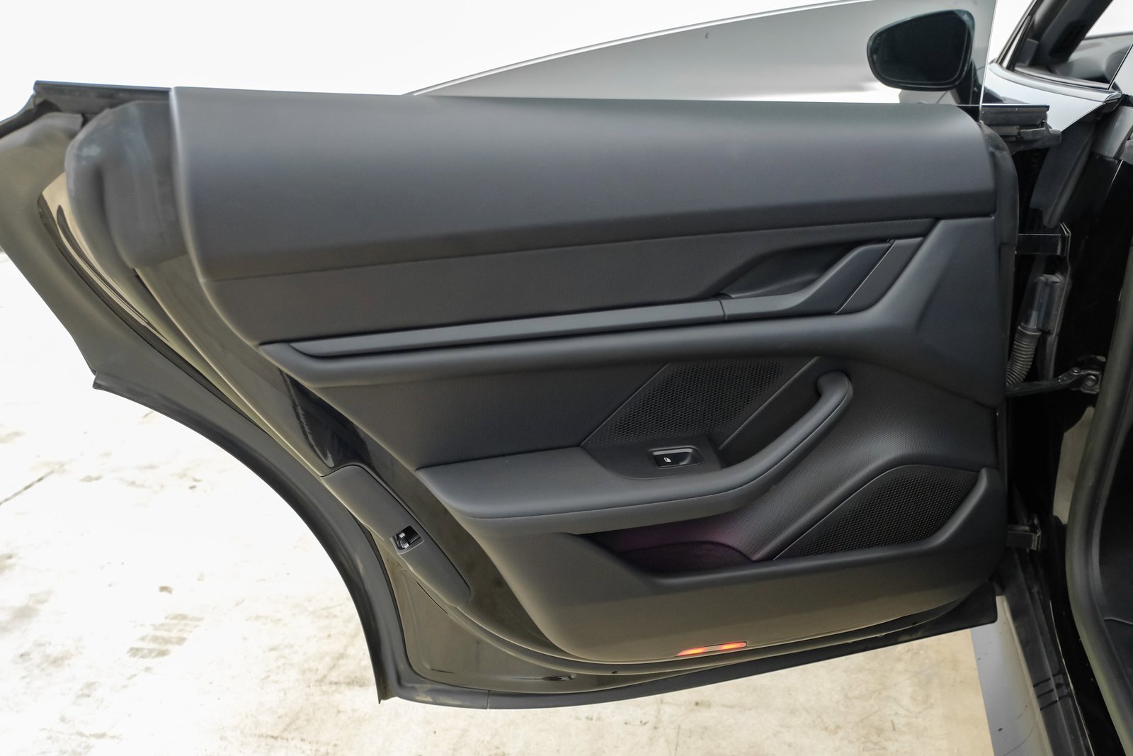 Used 2023 Porsche Taycan image 40