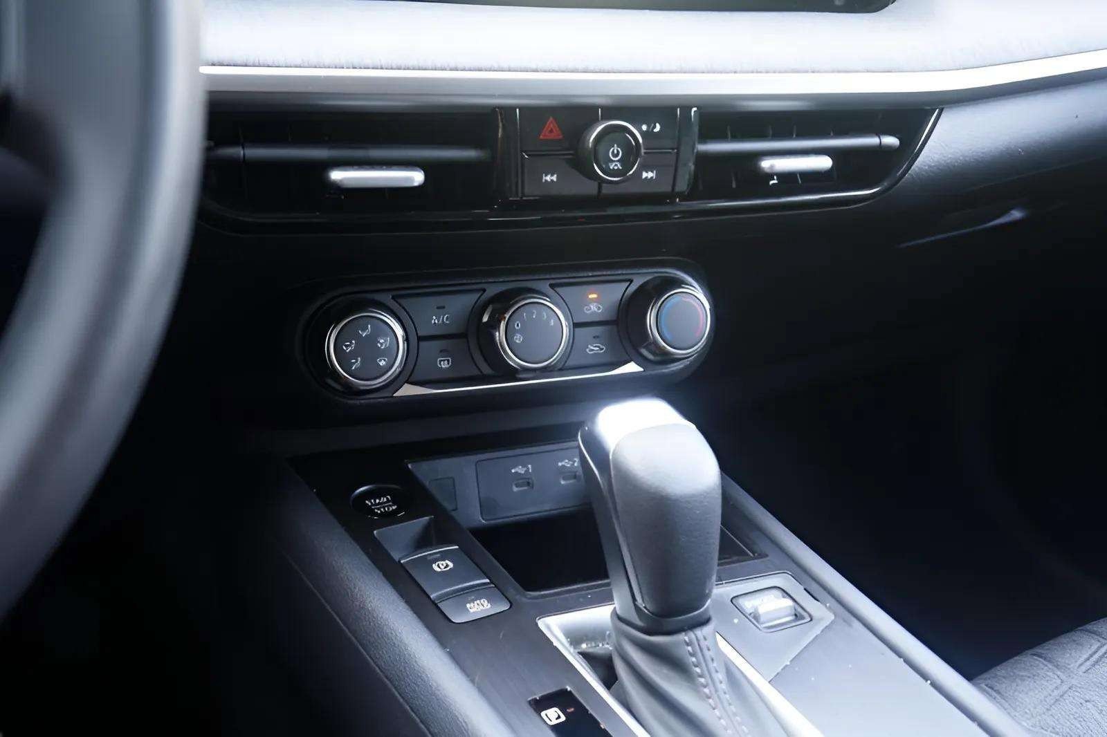 Used 2025 Nissan Kicks SV image 54