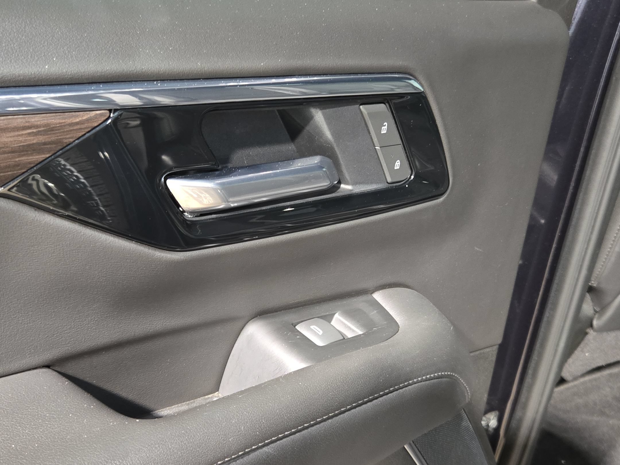 Used 2025 Chevrolet Tahoe Z71 AWD/4WD image 32