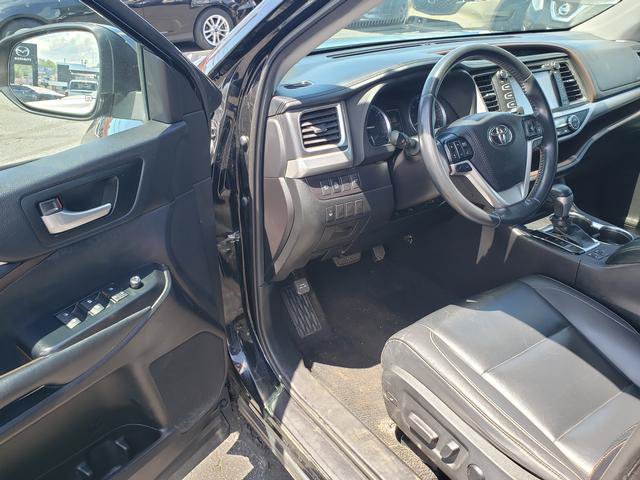 Used 2019 Toyota Highlander XLE AWD/4WD image 12
