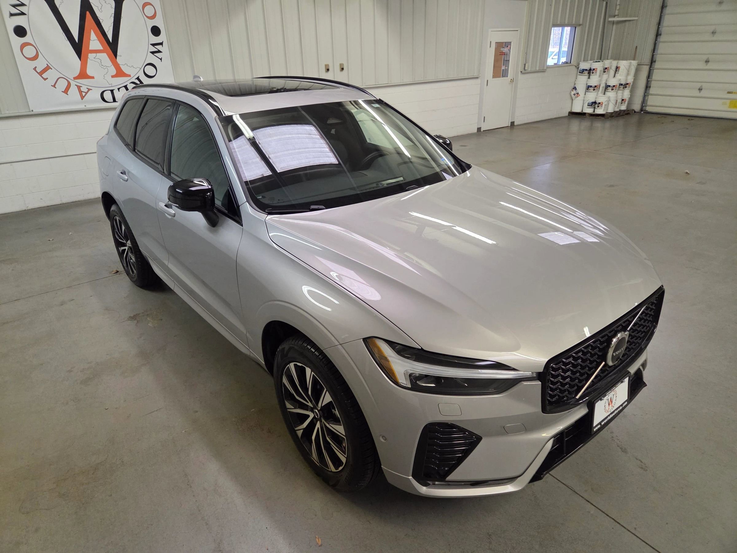 Used 2025 Volvo XC60 B5 Plus image 11