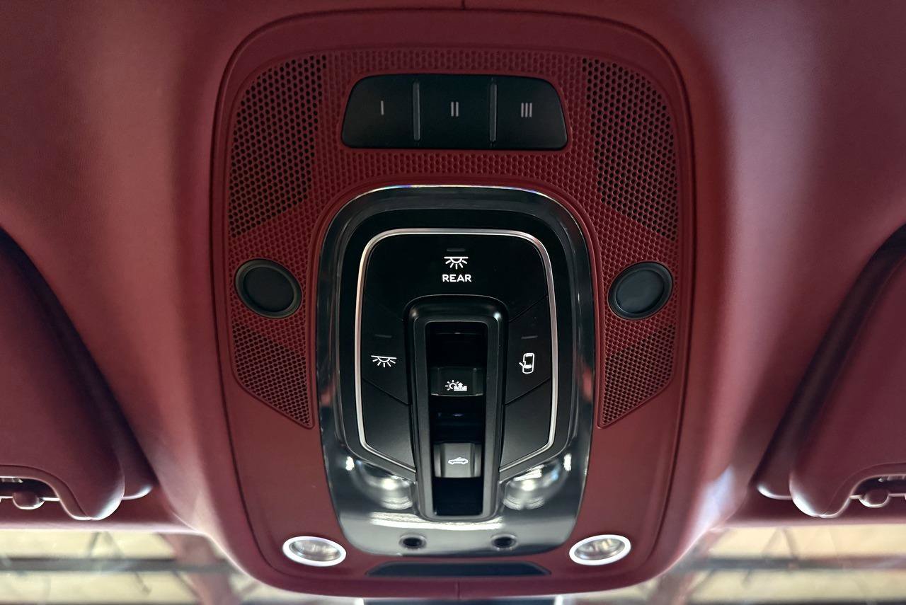 Used 2018 Bentley Bentayga image 96