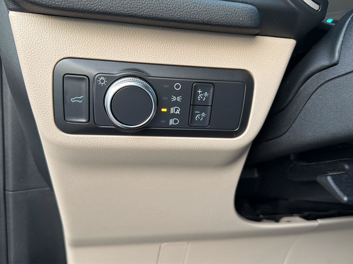 Used 2022 Ford Escape SE w/ SE Sport Appearance Package FWD image 19