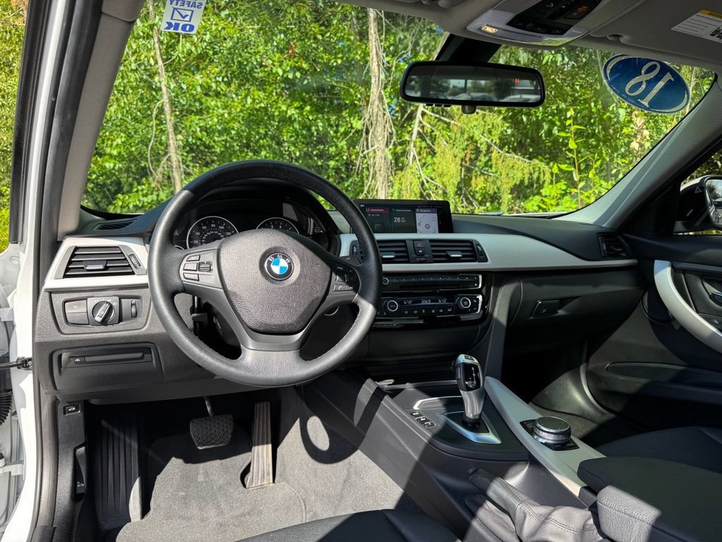 Used 2018 BMW 320i xDrive Sedan w/ Premium Package AWD/4WD image 10