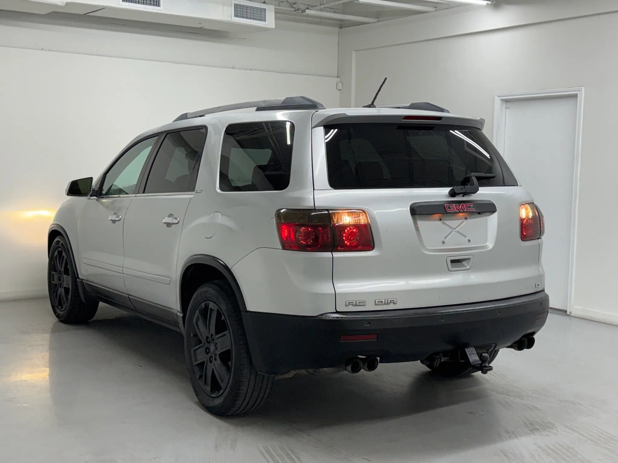 Used 2010 GMC Acadia SLT w/ Technology Package image 3