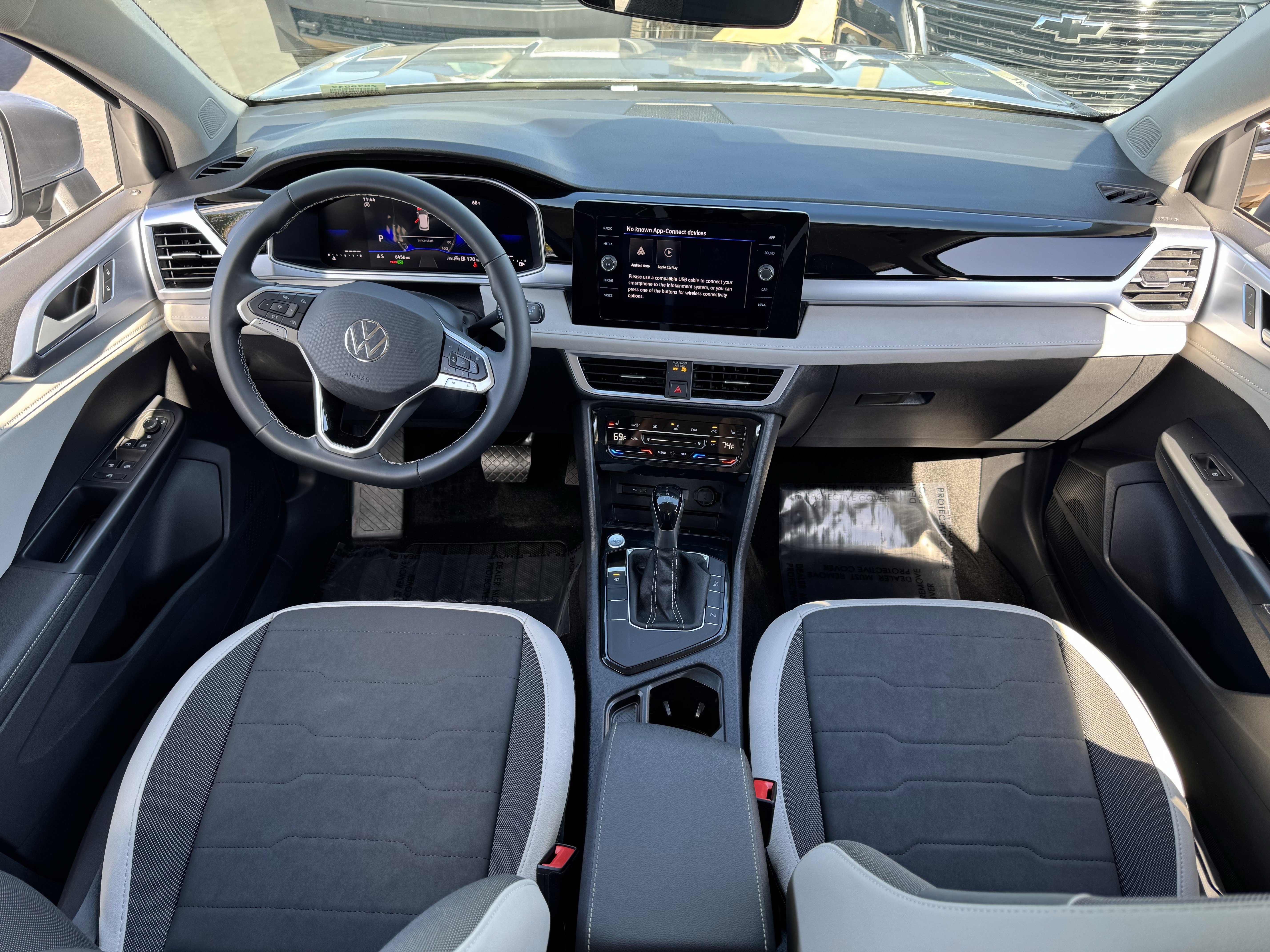 Used 2025 Volkswagen Taos SE image 32