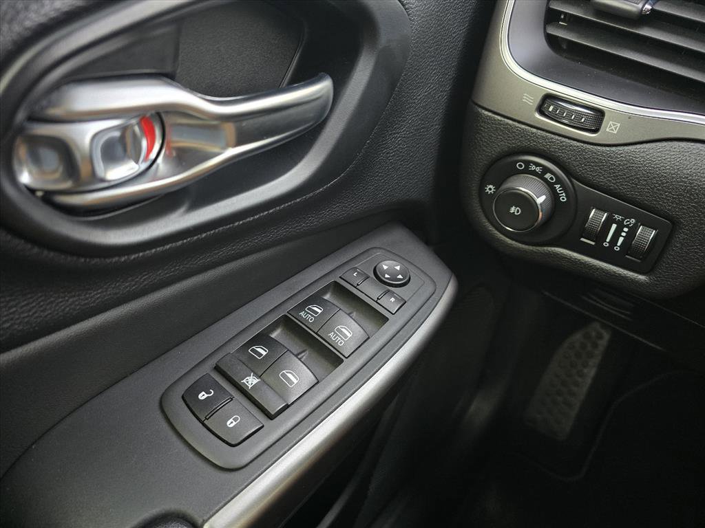 Used 2021 Jeep Cherokee Latitude Plus FWD image 23