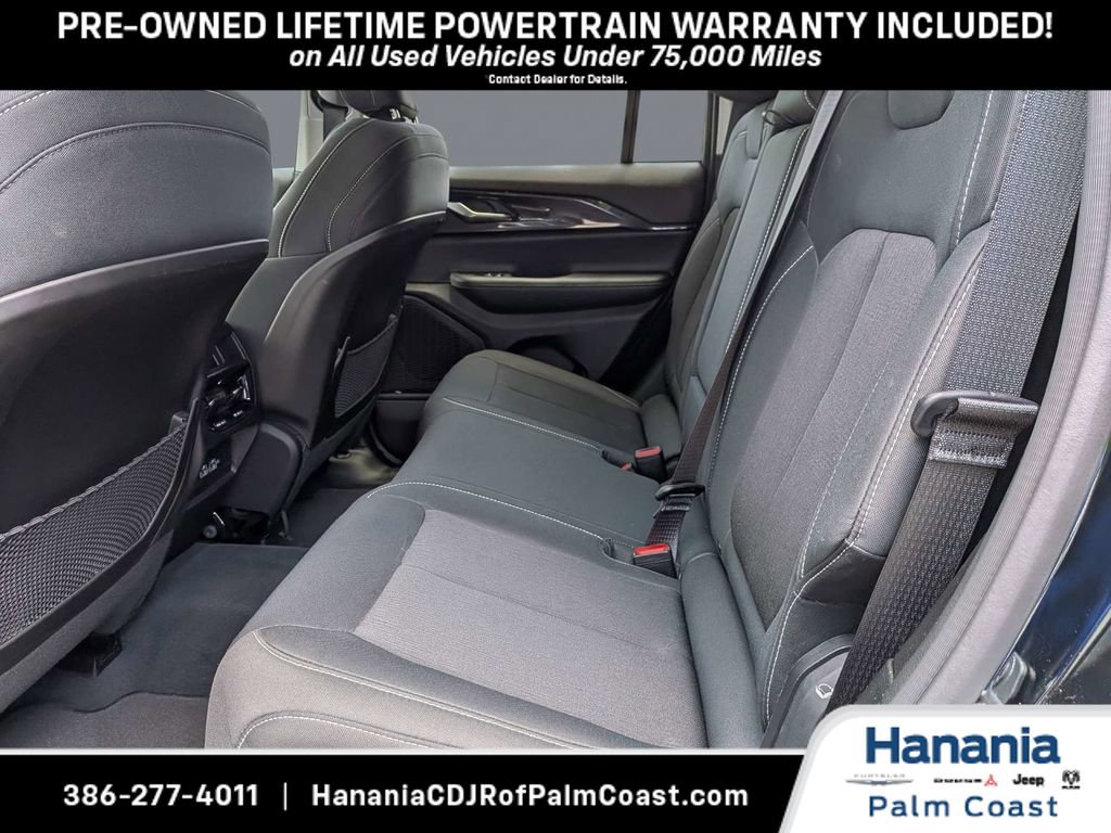 Used 2023 Jeep Grand Cherokee Laredo AWD/4WD image 13