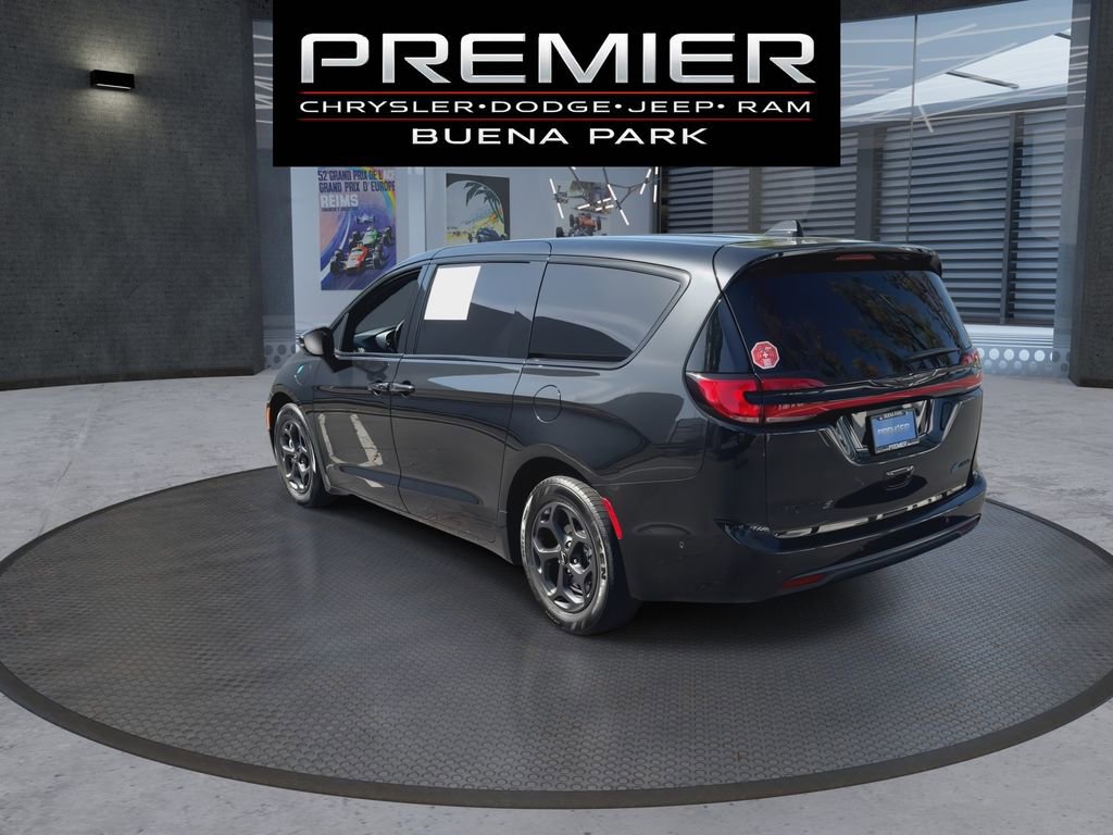 Used 2022 Chrysler Pacifica Limited w/ Uconnect Theater Family Group FWD image 6