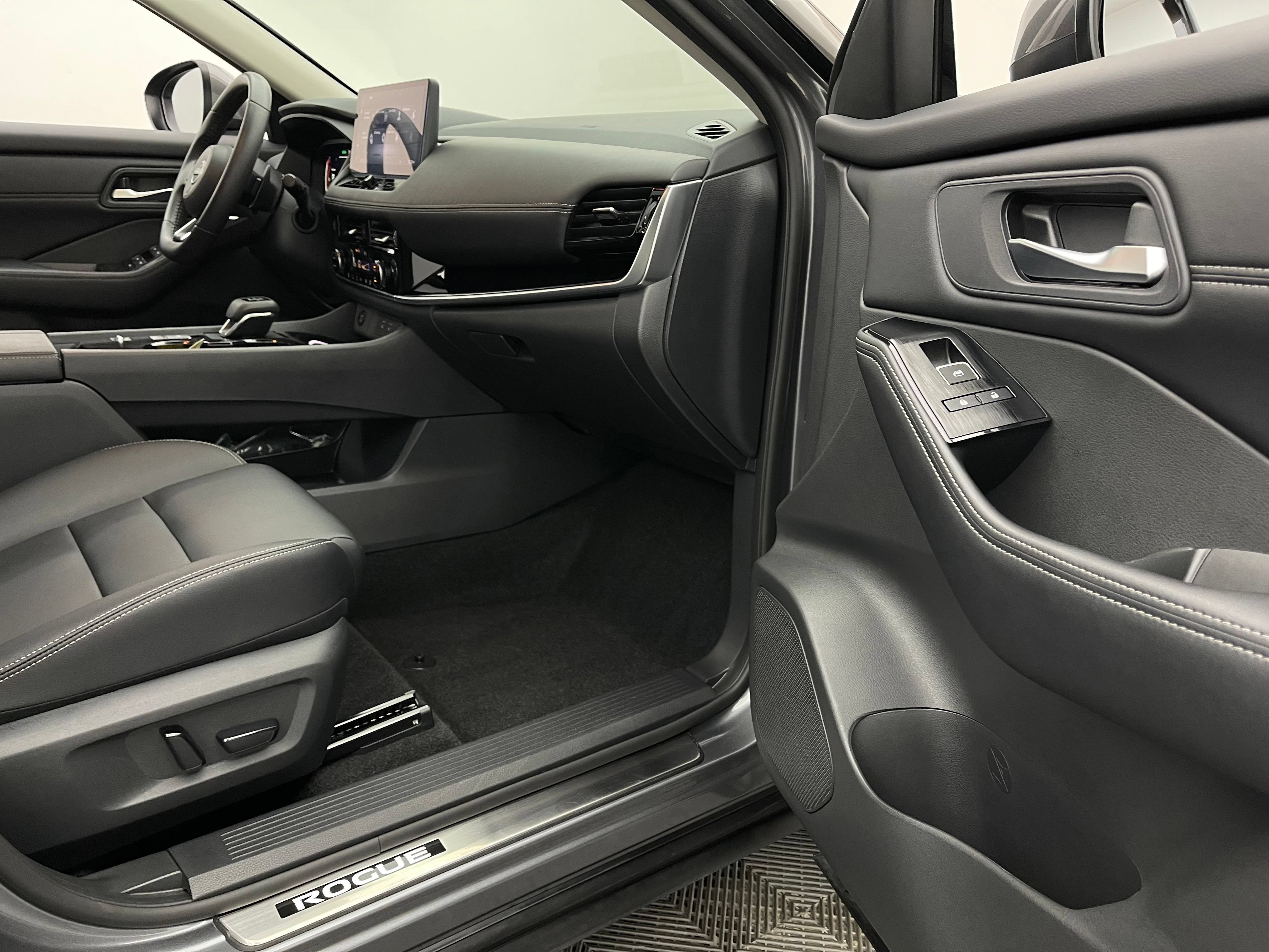 Used 2024 Nissan Rogue SL w/ SL Premium Package FWD image 36