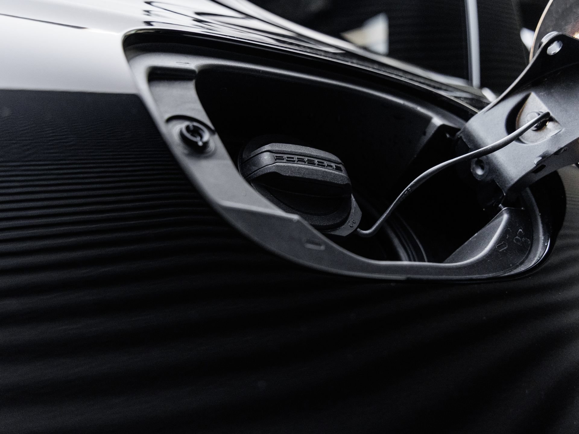 Certified 2025 Porsche Macan AWD/4WD image 32