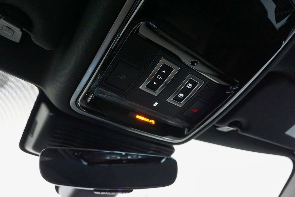 Used 2025 Land Rover Range Rover Velar Dynamic SE image 16