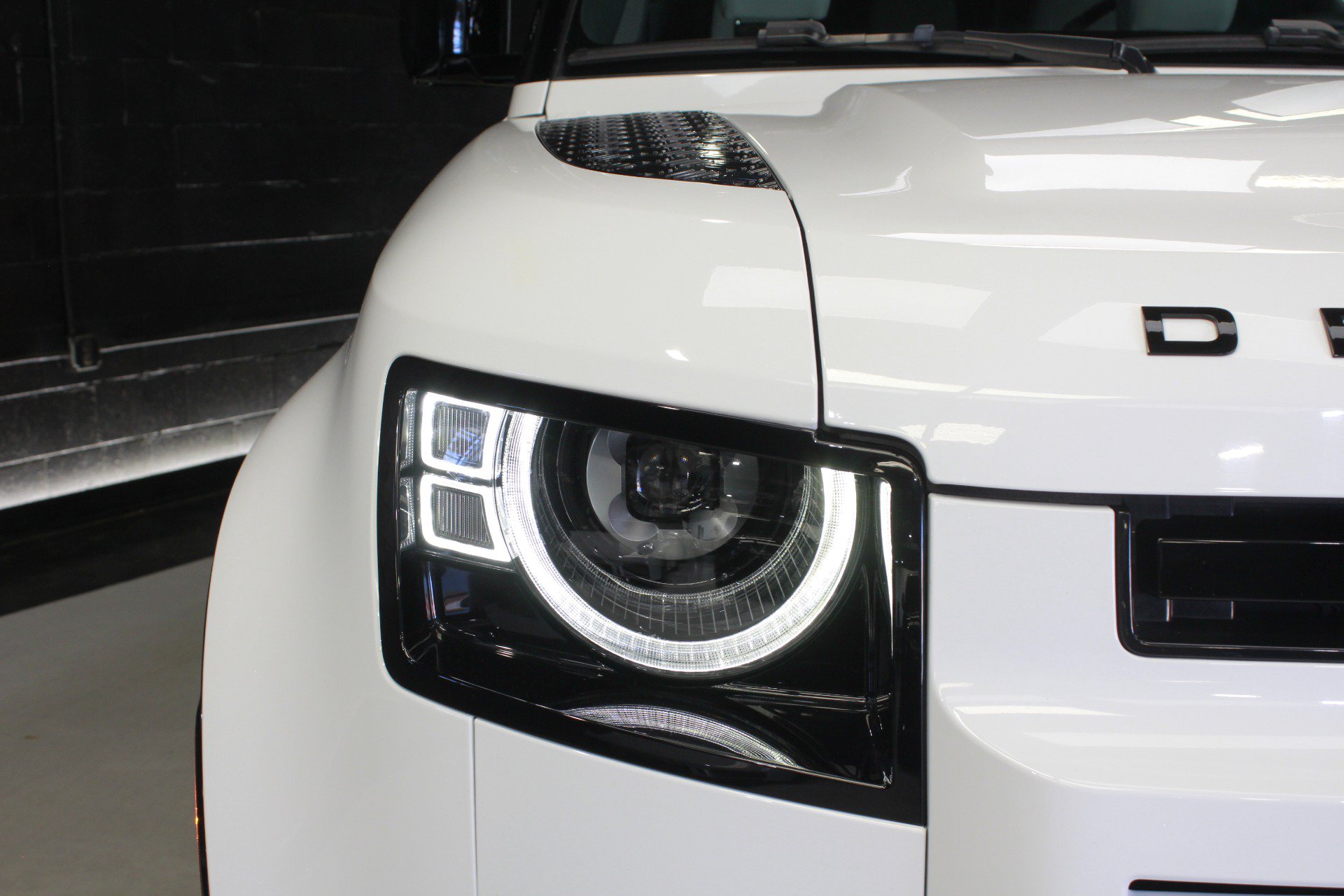 Used 2025 Land Rover Defender 110 X-Dynamic SE AWD/4WD image 8