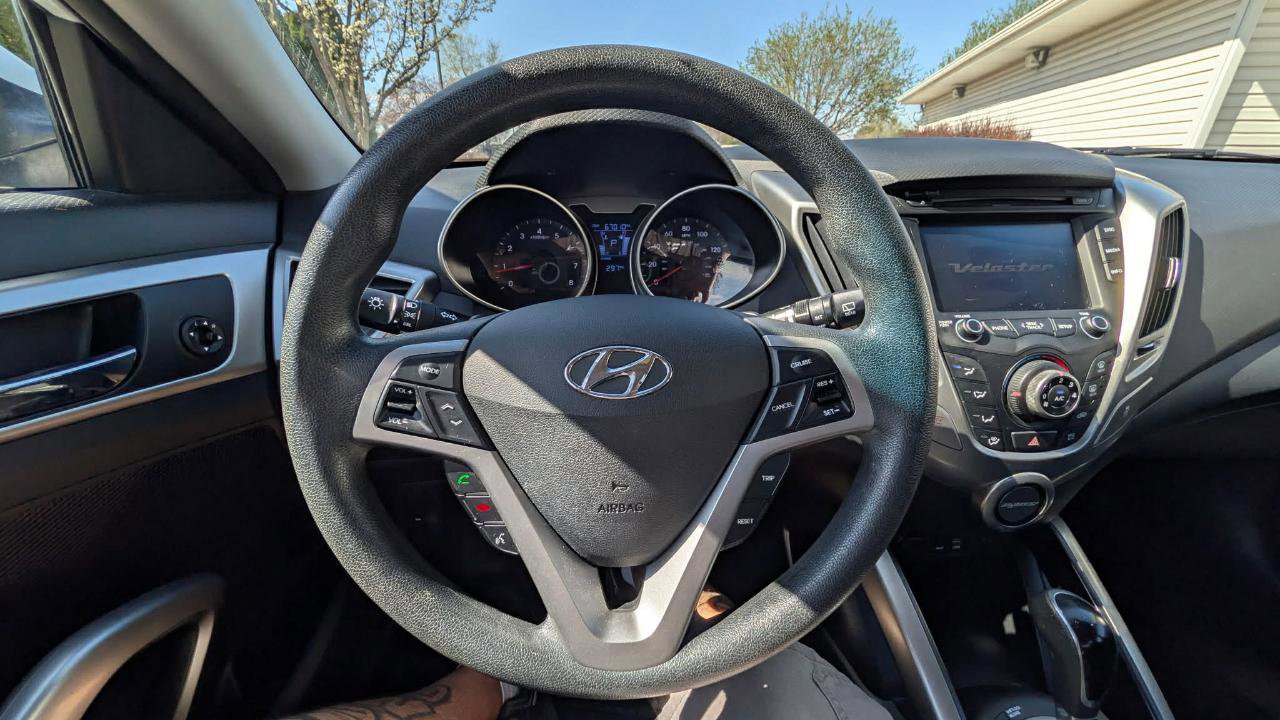 Used 2016 Hyundai Veloster FWD image 14