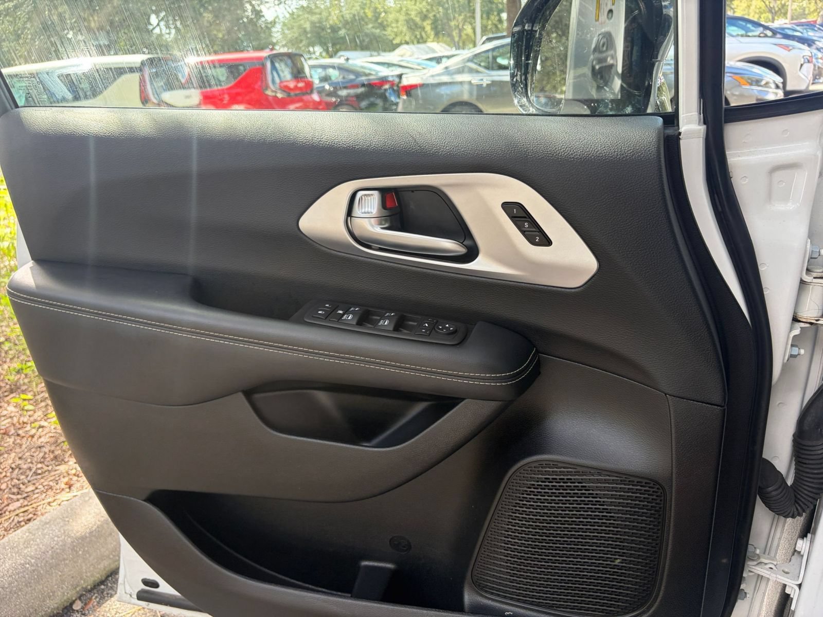 Used 2025 Chrysler Pacifica Limited FWD image 15