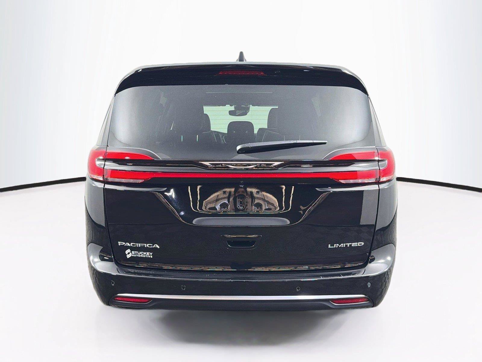 Used 2027 Chrysler Pacifica Limited FWD image 10