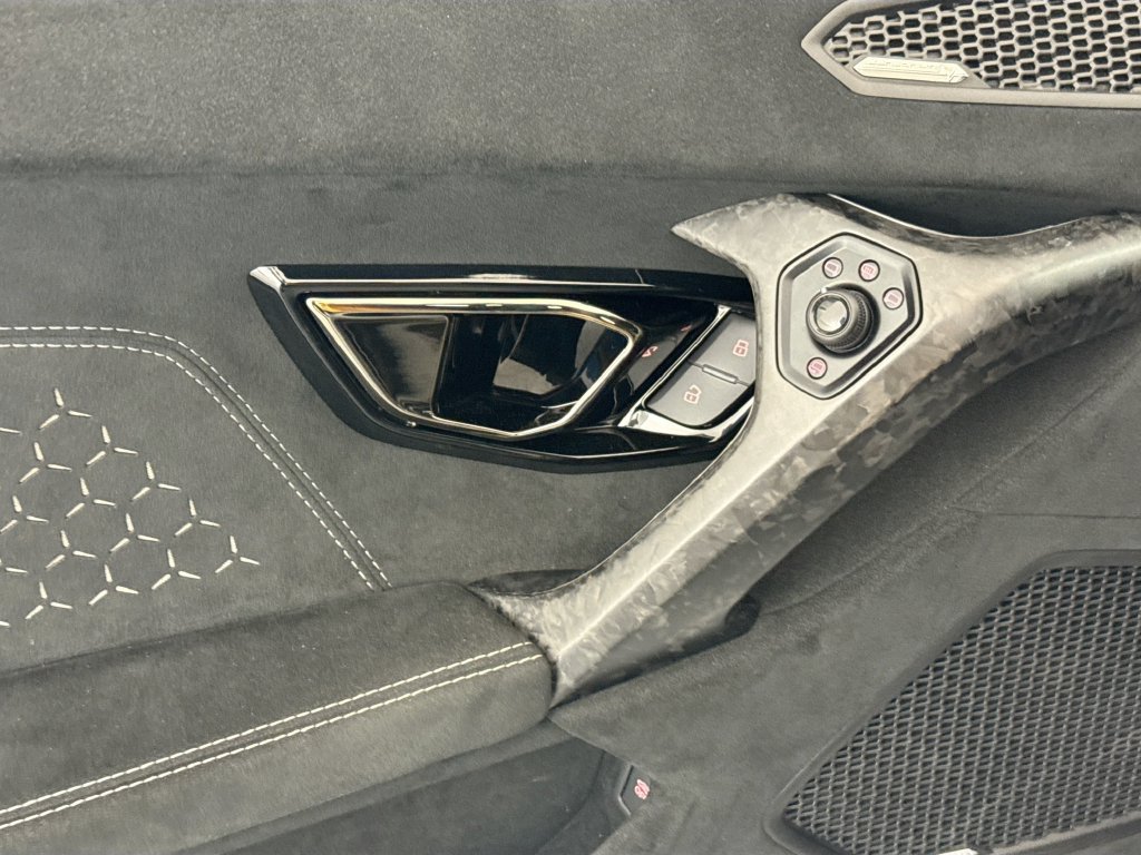 Used 2018 Lamborghini Huracan Performante AWD/4WD image 18