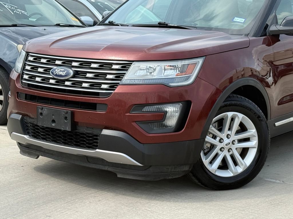 Used 2016 Ford Explorer XLT w/ Equipment Group 202A FWD image 2