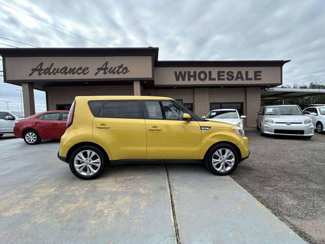 Used 2015 Kia Soul + image 1