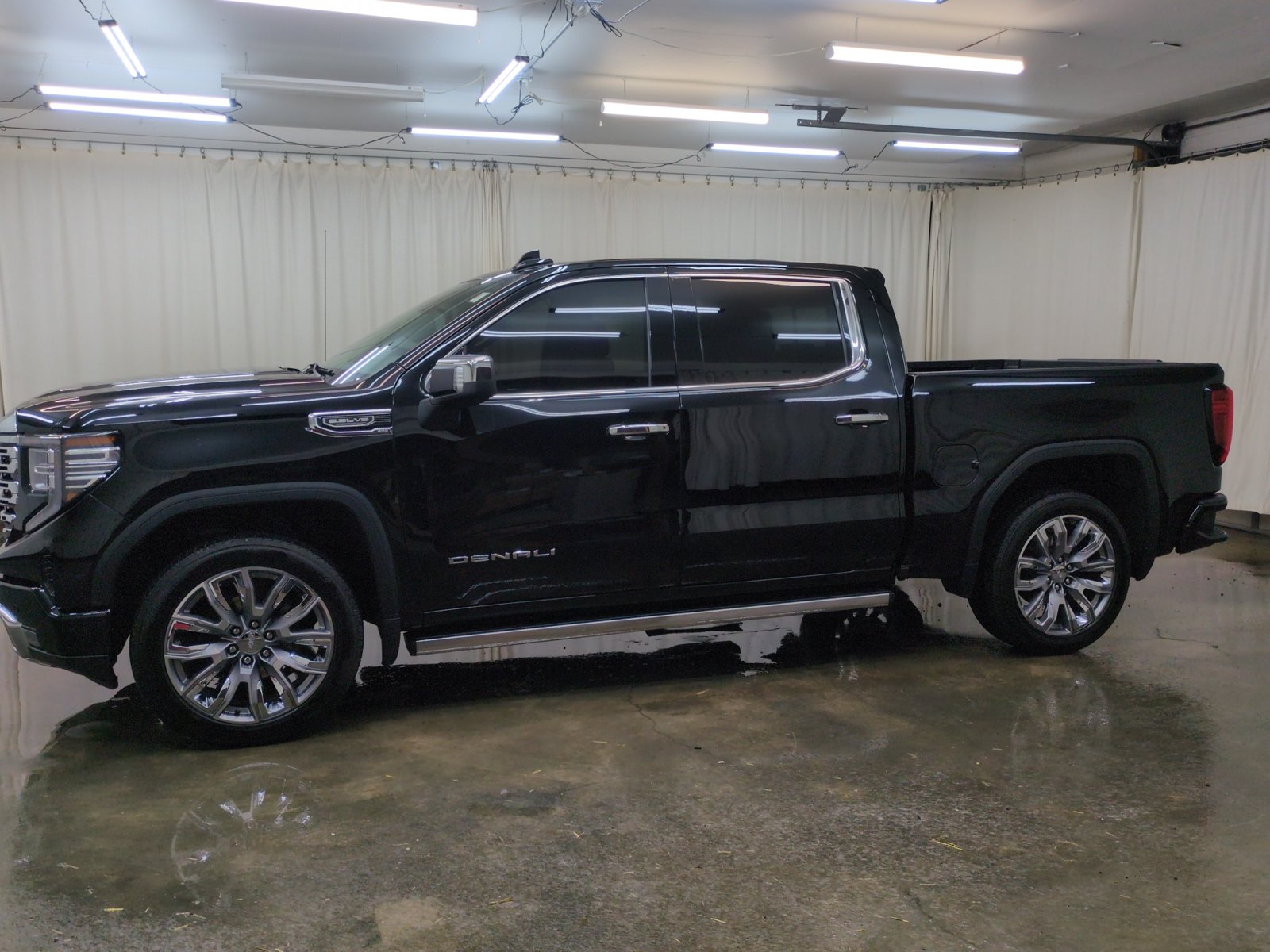 Used 2025 GMC Sierra 1500 Denali w/ Denali Reserve Package AWD/4WD image 10