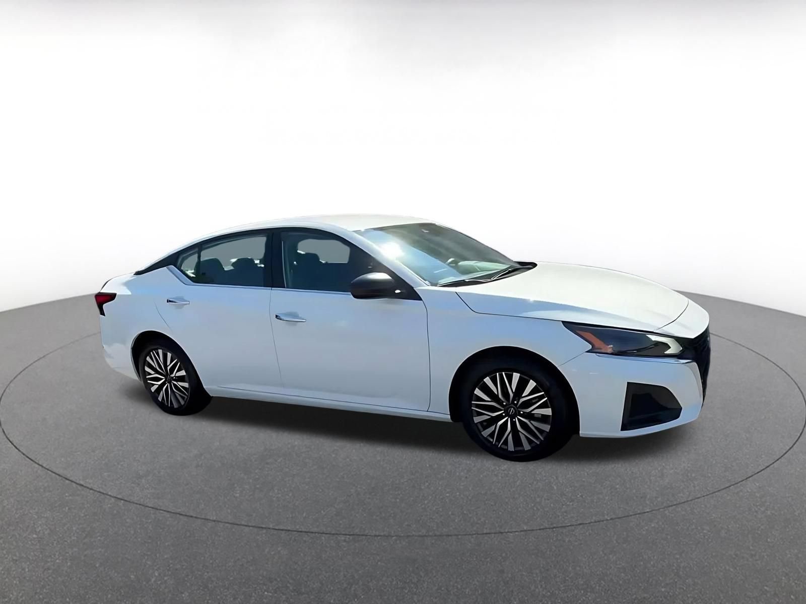 Used 2025 Nissan Altima 2.5 SV FWD image 2