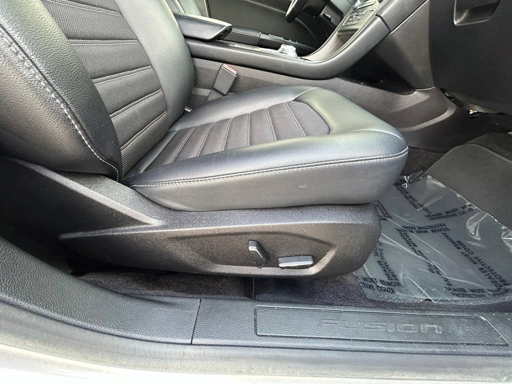 Used 2017 Ford Fusion SE w/ Equipment Group 201A FWD image 25