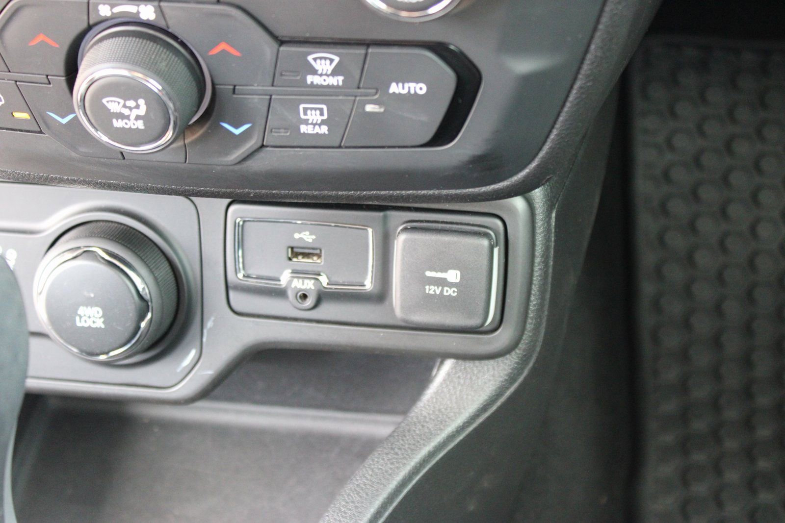 Used 2018 Jeep Renegade Latitude w/ Cold Weather Group AWD/4WD image 22