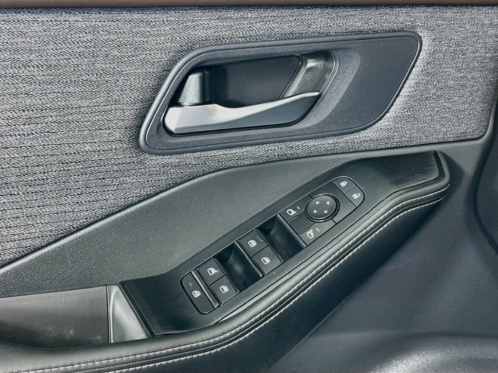 Used 2023 Nissan Rogue SV FWD image 17