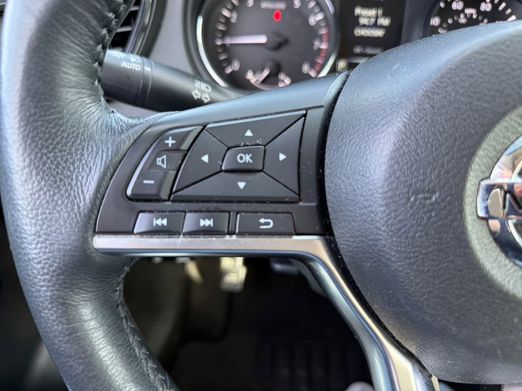 Used 2017 Nissan Rogue SV w/ SV Premium Package FWD image 16