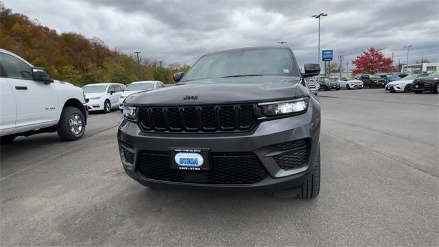 Used 2023 Jeep Grand Cherokee Altitude image 3