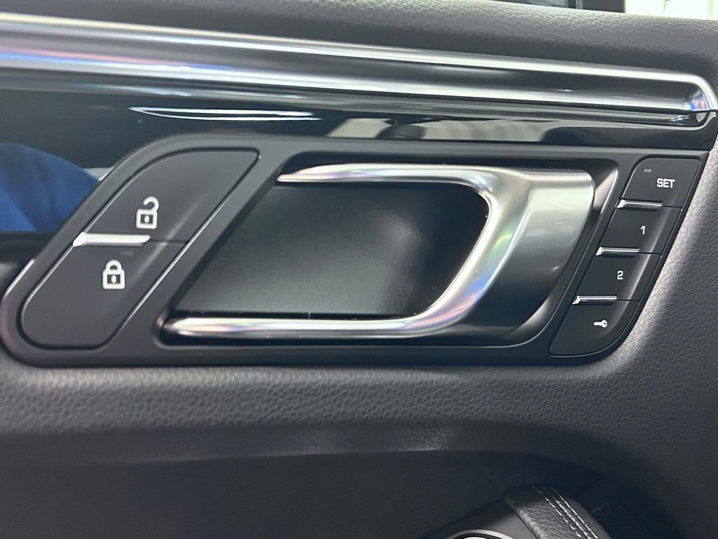 Certified 2026 Porsche Macan AWD/4WD image 8